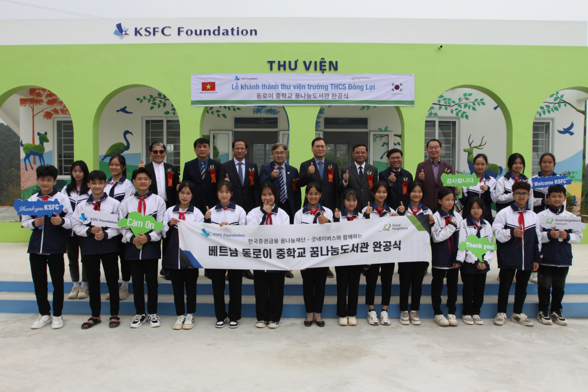 ▲한국증권금융 꿈나눔재단 윤창호 이사장(왼쪽 5번째)이 베트남 학생들을 위한 아동친화도서관 준공식을 마친 뒤 기념촬영을 하고 있다. (사진=한국증권금융)