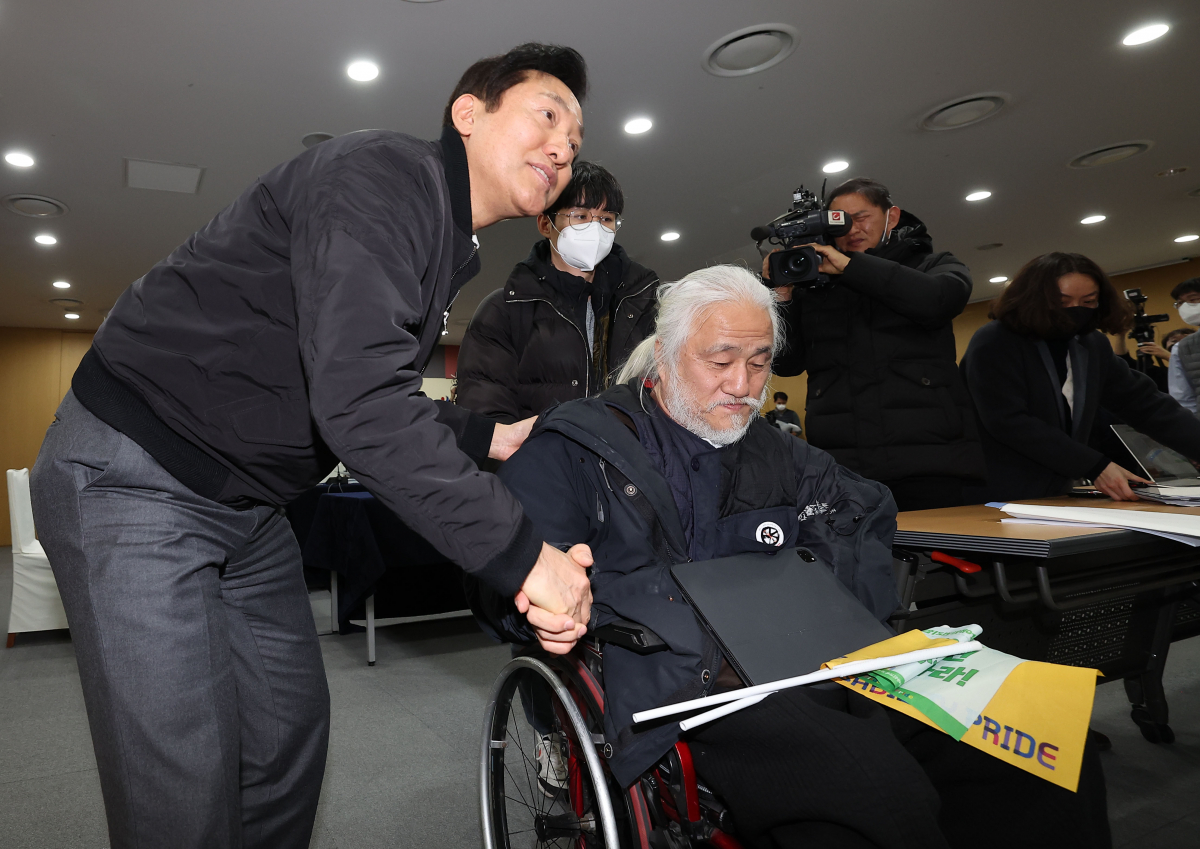 ▲2일 서울시청에서 오세훈 시장과 박경석 전국장애인차별철폐연대 대표가 면담 후 인사하고 있다. (연합뉴스)