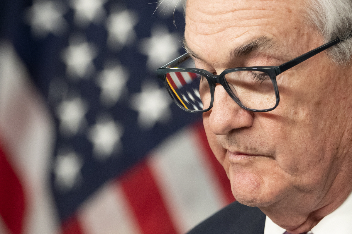 ▲제롬 파월 미국 연방준비제도(Fed·연준) 의장이 1일(현지시간) 연준 본부에서 열린 기자회견에서 준비한 노트를 바라보고 있다. 워싱턴D.C/AP연합뉴스
