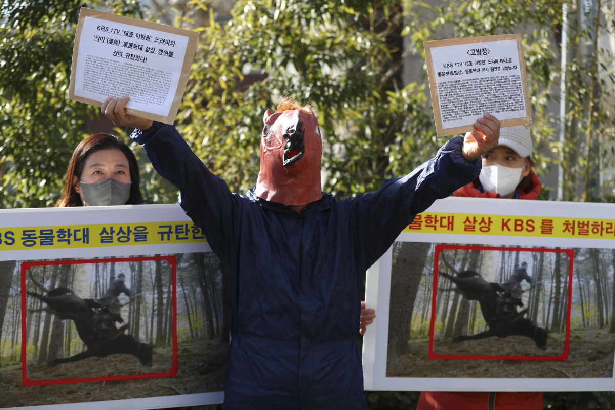 ▲지난해 1월 21일 서울 여의도 KBS 앞에서 ‘KBS 드라마 태종 이방원의 낙마 동물학대 살상 행위 규탄 기자회견’을 하며 규탄 퍼포먼스를 한 한국동물보호연합 회원들(뉴시스)
