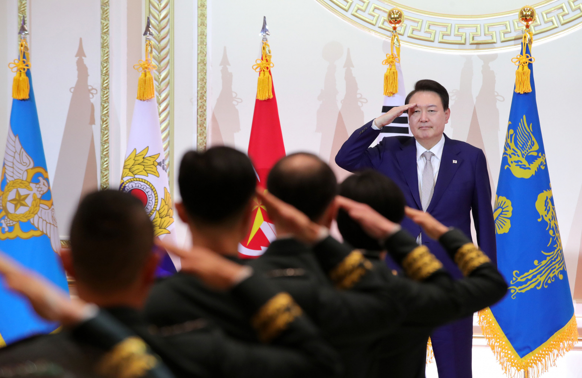 ▲윤석열 대통령이 3일 청와대 영빈관에서 열린 상반기 육군ㆍ해군ㆍ해병대ㆍ공군 준장 진급자 및 진급 예정자 삼정검 수여식에서 진급 장성으로부터 거수경례를 받고 있다. 삼정검의 '삼정'은 육·해·공군이 일치하여 호국·통일·번영의 3가지 정신 달성을 의미한다. (연합뉴스)