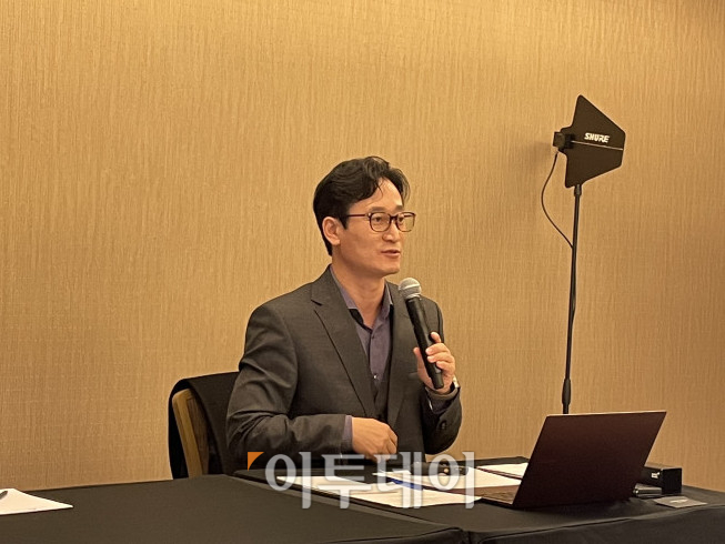 ▲2일(현지시간) 미국 샌프란시스코 니코(Nikko) 호텔에서 가진 ‘갤럭시 북3 브리핑’에서 이민철 삼성전자 MX(모바일경험)사업부 갤럭시에코비즈팀장(상무)가 발언하고 있다. (이다솜 기자 citizen@)