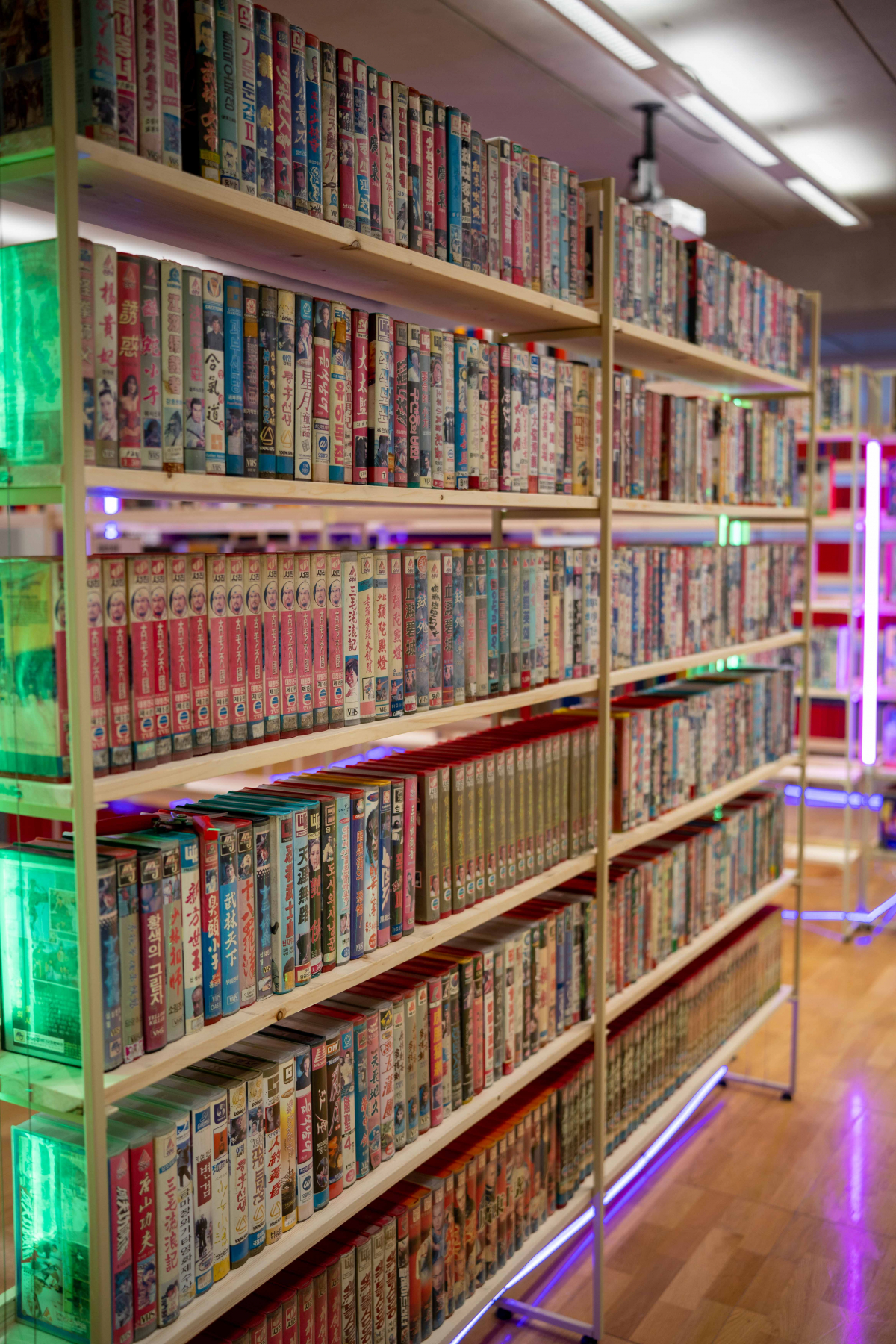 ▲'원초적비디오본색'에 빼곡히 마련된 비디오테이프들 (국립아시아문화전당)