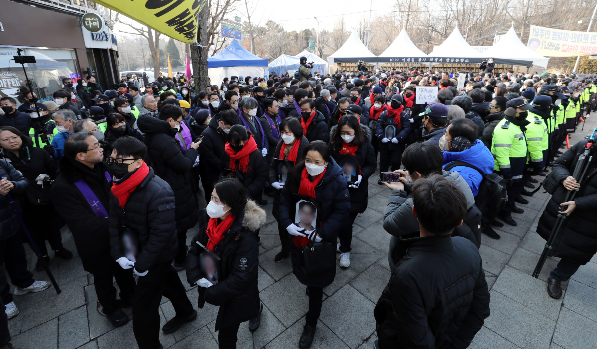 ▲10·29 이태원참사 유가족협의회와 시민대책회의 등 참석자들이 4일 서울 용산구 녹사평역 인근에 마련된 이태원참사 희생자 합동분향소에서 광화문 광장을 향해 '100일 추모행진'을 하고 있다. (뉴시스)