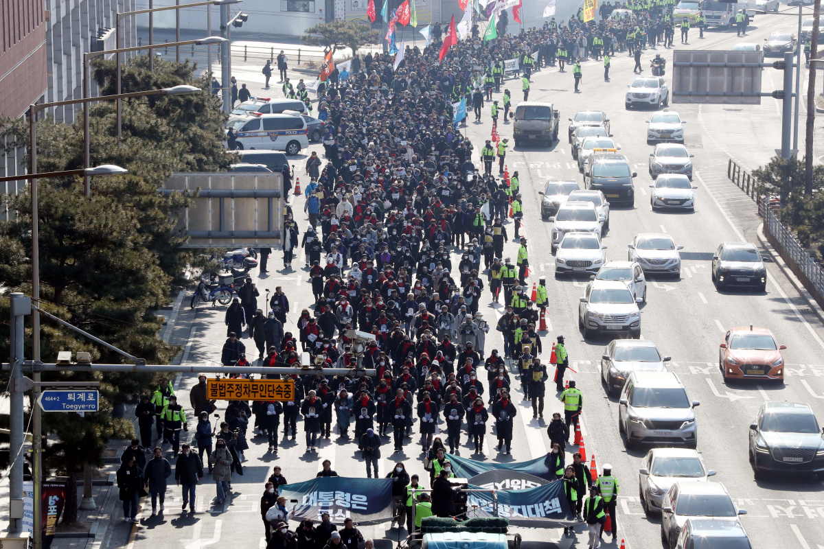 ▲10·29 이태원참사 유가족협의회와 시민대책회의 등 참석자들이 4일 서울 용산구 녹사평역 인근에 마련된 이태원참사 희생자 합동분향소에서 출발해 서울역을 지나 광화문 광장을 향해 '100일 추모행진'을 하고 있다. (뉴시스)