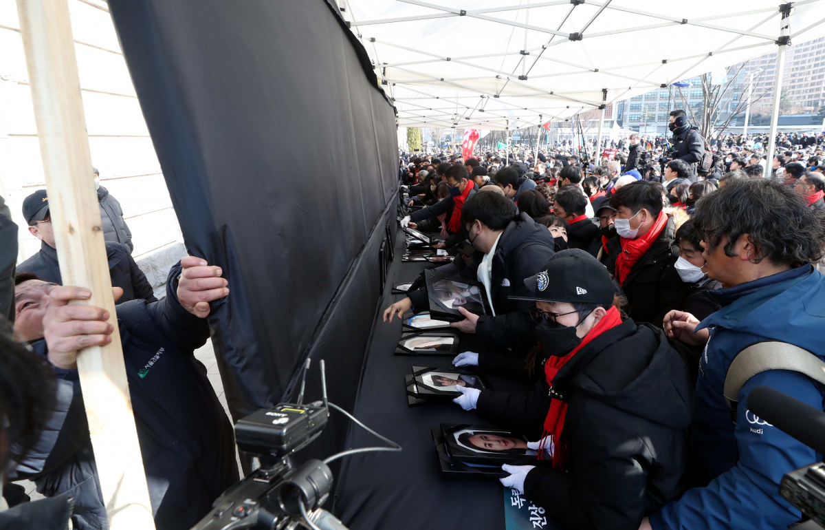 ▲4일 서울 용산구 녹사평역 인근에 마련된 이태원 참사 희생자 합동분향소에서 출발해 '100일 추모행진' 을 진행한 이태원 참사 유가족들과 침가자들이 서울광장에 분향소를 설치하고 있다. (뉴시스)