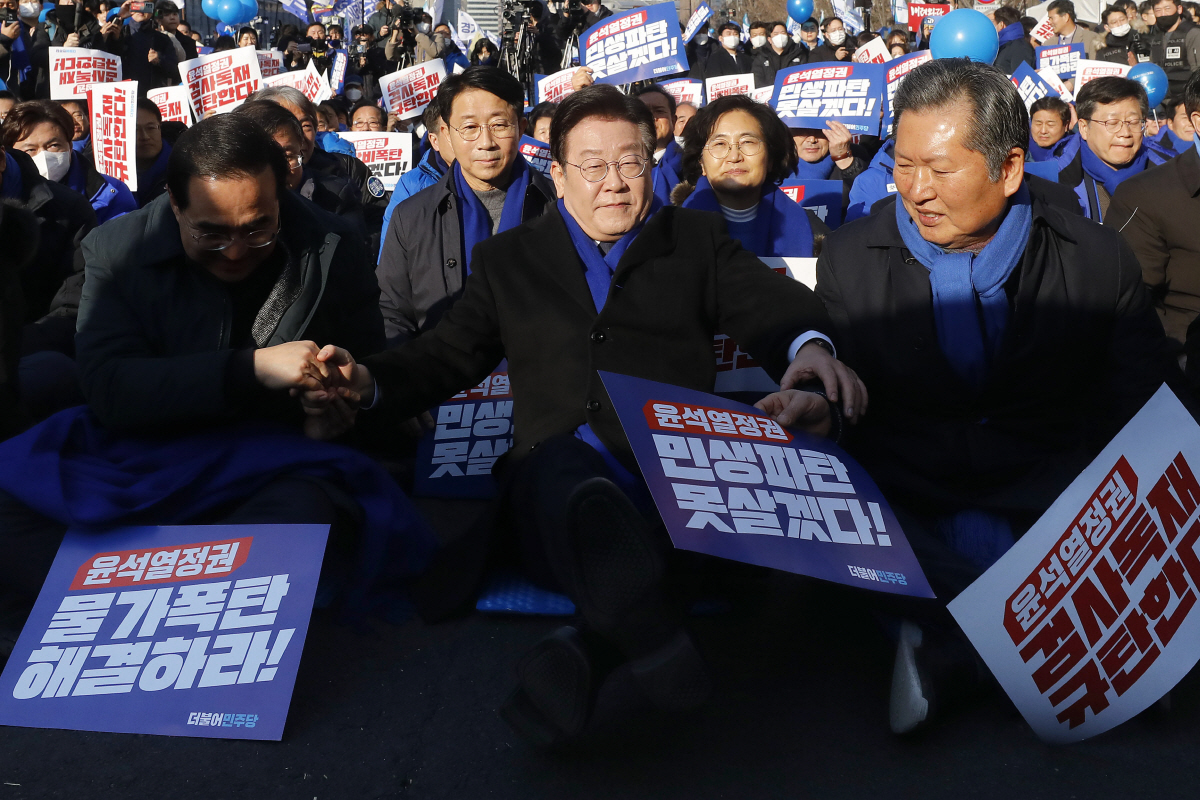 ▲이재명(가운데) 더불어민주당 대표가 4일 서울 세종대로에서 열린 윤석열 정권 민생파탄-검사독재 규탄 국민보고대회에 참석해 자리에 앉고 있다. 뉴시스
