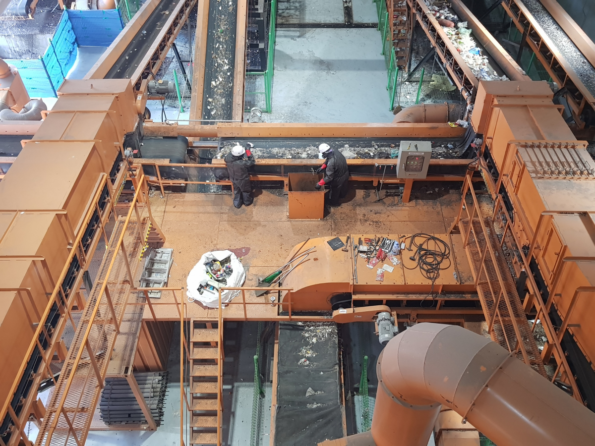 ▲강원도 동해시 생활폐기물 전처리시설 HL에코텍 공장에서 직원들이 종량제봉투 내 폐기물을 전처리하고 있다. (사진제공=HL에코텍)