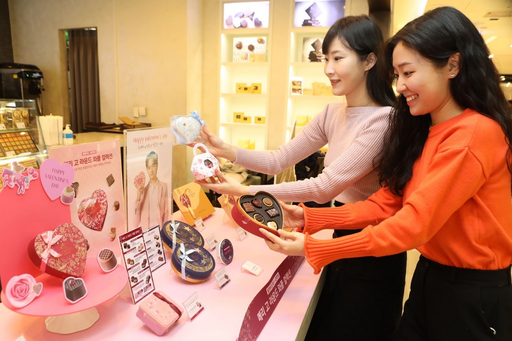 ▲고객들이 롯데백화점 본점 고디바 매장에서 상품을 쇼핑하고 있다. (사진제공=롯데백화점)