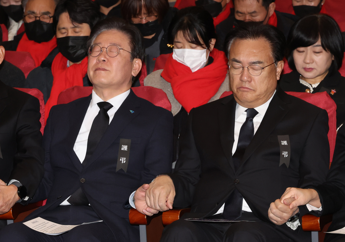 ▲5일 오전 국회 의원회관 대회의실에서 열린 10.29 이태원 참사 국회추모제에서 국민의힘 정진석 비상대책위원장과 더불어민주당 이재명 대표가 기독교 추모의례에 맞춰 손을 잡은 채 기도하고 있다. (연합뉴스)