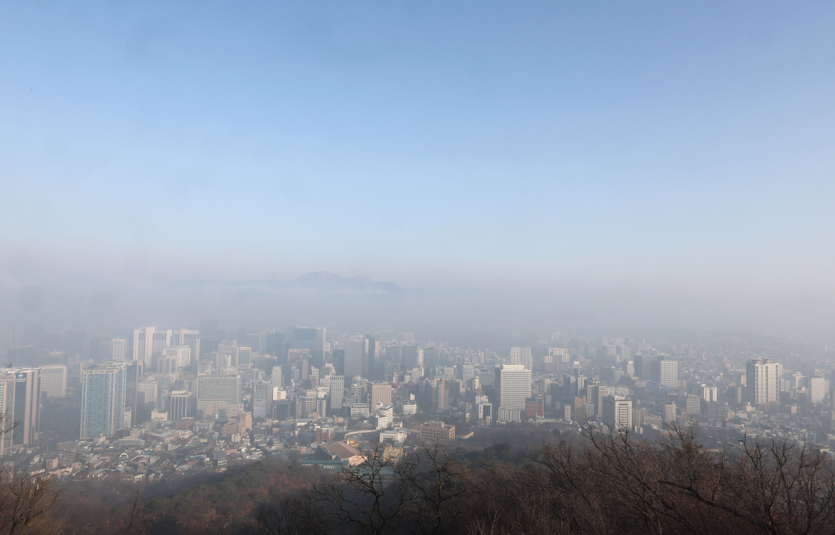 ▲서울 등 중부지방 초미세먼지 농도가 '나쁨' 수준을 보인 1일 오전 서울 남산에서 바라본 시내 (연합뉴스)
