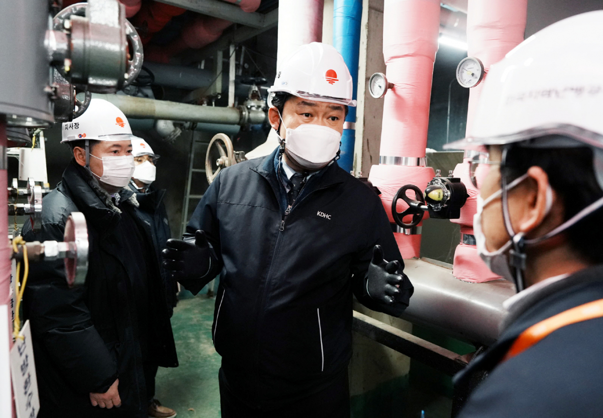 ▲정용기 한국지역난방공사 사장(가운데) 6일 아파트 기계실을 현장점검을 하고 있다. (사진제공=한국지역난방공사)