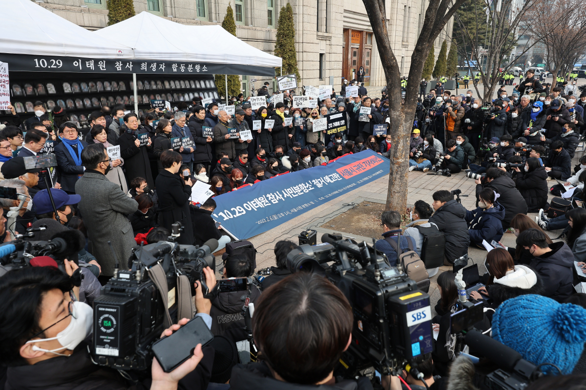 ▲ 6일 시청 앞 서울광장에 마련된 10·29 이태원 참사 희생자 합동분향소 앞에서 '분향소 철거 예고 서울시 규탄 기자회견'이 열리고 있다. (연합뉴스)
