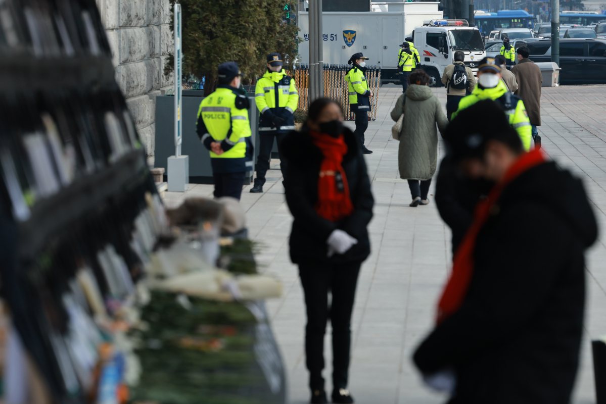 ▲이태원 참사 발생 100일을 맞아 시청 앞 서울광장에 마련된 10·29 이태원 참사 희생자 합동분향소 부근에서 경찰들이 근무를 서고 있다.  (연합뉴스)