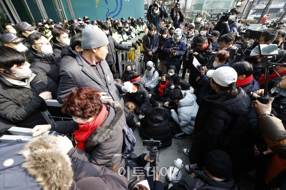 ▲이태원 참사 유가족이들이 6일 오전 서울시청 앞에서 오세훈 서울시장과의 면담을 요구하며 진입을 시도하고 있다. 서울시는 이태원 참사 발생 100일을 앞두고 유가족협의회가 서울시청 앞에 분향소를 설치하자 이날 오후 1시까지 분향소를 자진 철거하지 않으면 행정대집행에 들어가겠다는 내용의 계고서를 전달한 바 있다. 조현호 기자 hyunho@