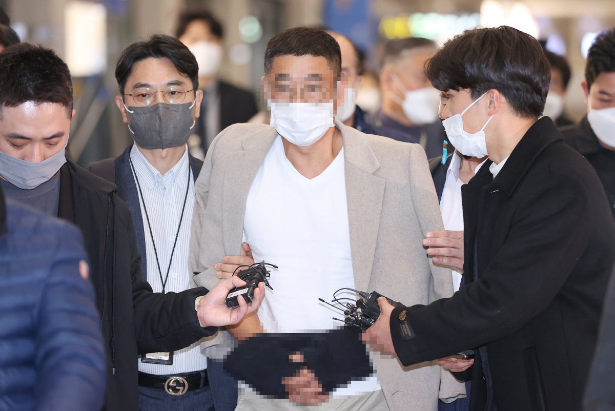 ▲김성태 전 쌍방울 그룹 회장의 해외도피를 현지에서 도운 수행비서 박 모 씨가 7일 오전 인천국제공항 제1여객터미널을 통해 입국하고 있다. (연합뉴스)
