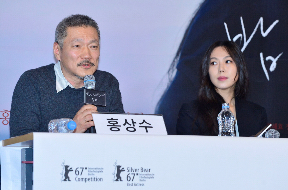 ▲2017년 3월 13일 서울 광진구 롯데시네마 건대입구에서 열린 영화 ‘밤의 해변에서 혼자’ 언론시사회에서 배우 김민희가 홍상수 감독을 바라보고 있다. (뉴시스)