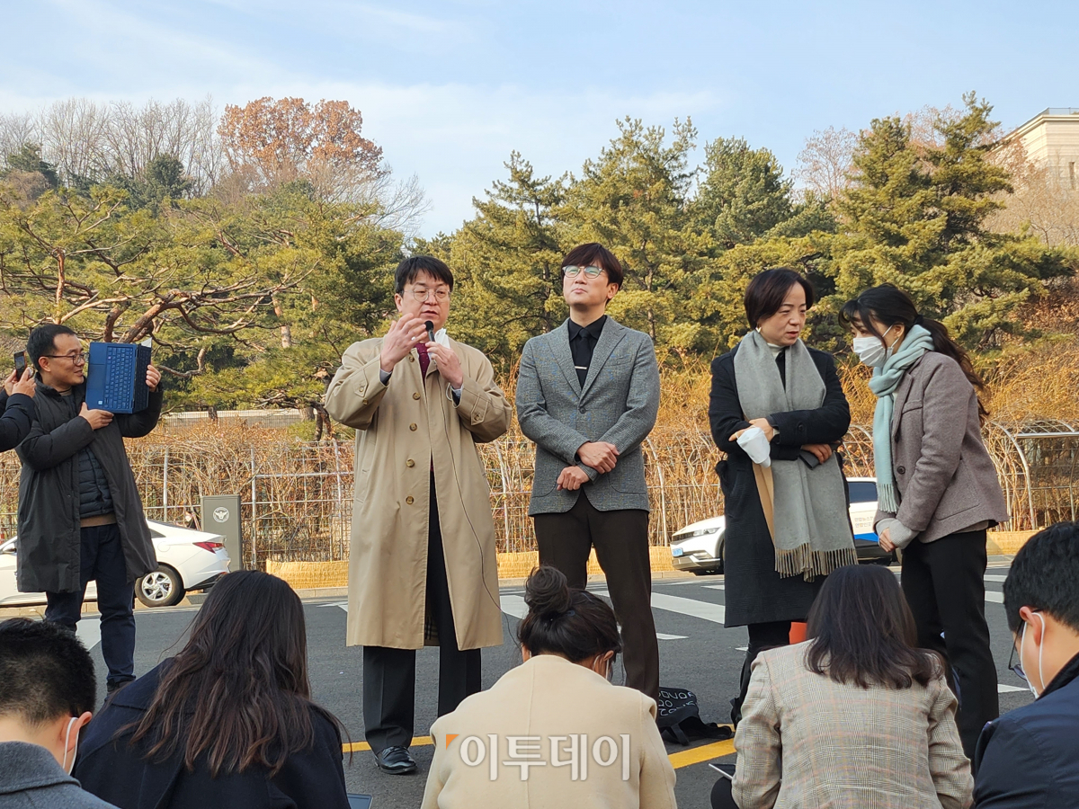 ▲베트남전쟁 당시 한국군에 의해 피해를 당했다며 대한민국을 상대로 소송을 제기한 응우옌 티탄 씨 측 변호인들이 7일 오후 3시 1심 선고 직후 서울중앙지법에서 취재진 질문에 답하고 있다. (송석주 기자 ssp@)