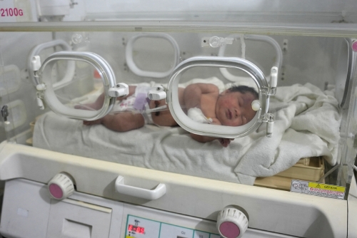 ▲지진으로 붕괴된 건물에서 구조된 신생아가 7일(현지시간) 병원에서 치료를 받고 있다. 아프린(시리아)/AFP연합뉴스
