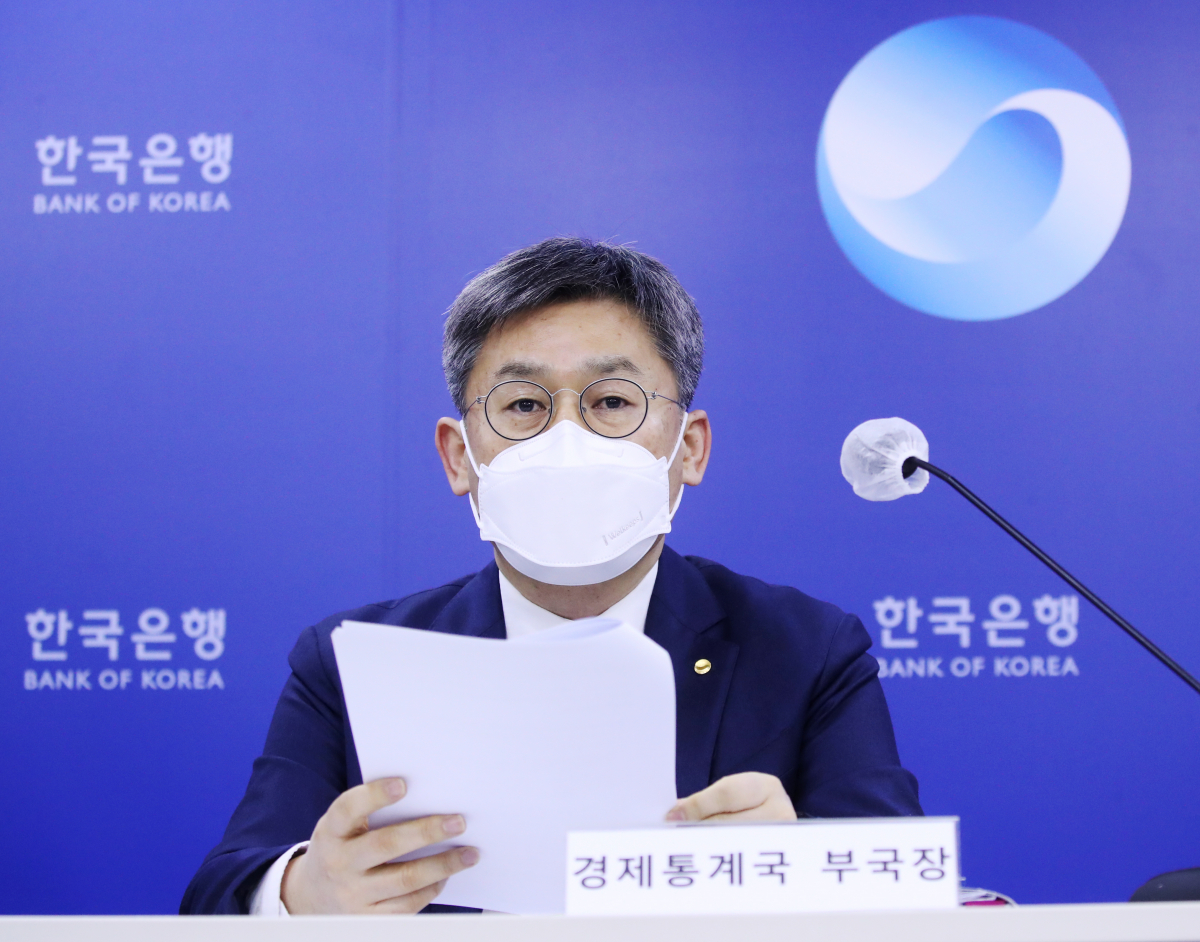 ▲김영환 한국은행 경제통계국 부국장이 8일 오전 서울 중구 한국은행에서 2022년 12월 국제수지(잠정)의 주요 특징을 설명하고 있다. (사진제공=한국은행)