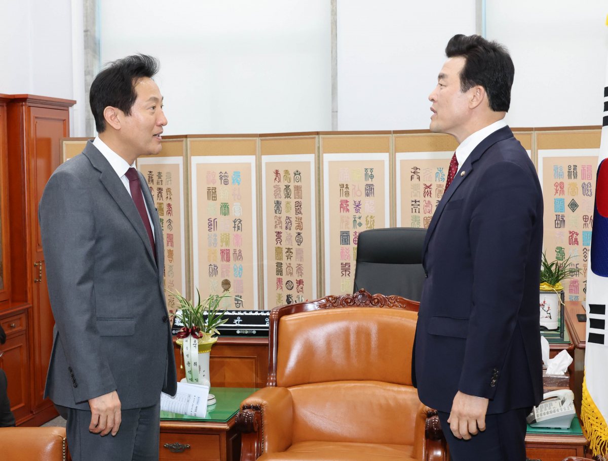 ▲오세훈 서울시장이 8일 오후 무임승차에 대한 협의를 위해 국회 기재위원장실을 방문, 윤영석 기재위원장과 대화하고 있다. (연합뉴스)