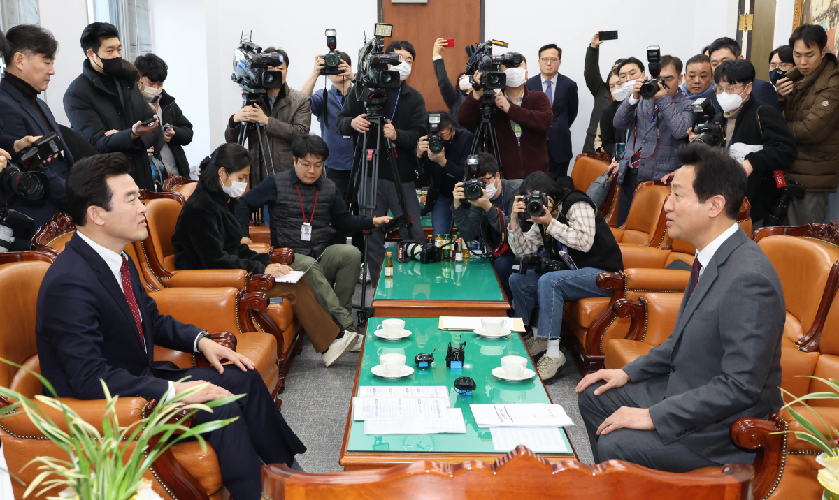 ▲오세훈 서울시장이 8일 오후 무임승차에 대한 협의를 위해 국회 기재위원장실을 방문, 윤영석 기재위원장과 대화하고 있다. (연합뉴스)