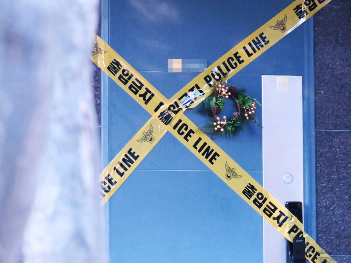 ▲8일 오전 12살 초등학생이 숨진 채 발견된 인천 남동구 한 아파트 주거지에 폴리스 라인이 설치돼 있다.  (뉴시스)