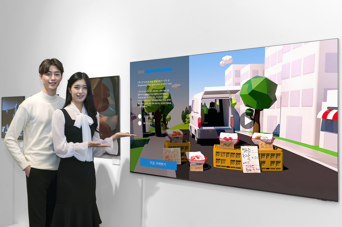 ▲삼성전자 모델이 서울 잠실 롯데월드타워몰에 위치한 '넥스트 뮤지엄'에서 Neo QLED 8K와 더 프레임을 통해 전시되는 NFT 작품을 소개하고 있다. (사진제공=삼성전자)