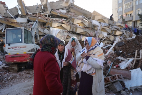 ▲튀르키예 카흐라만마라쉬에서 8일(현지시간) 여성들이 붕괴된 건물 앞에 모여 있다. 카흐라만라라쉬/EPA연합뉴스
