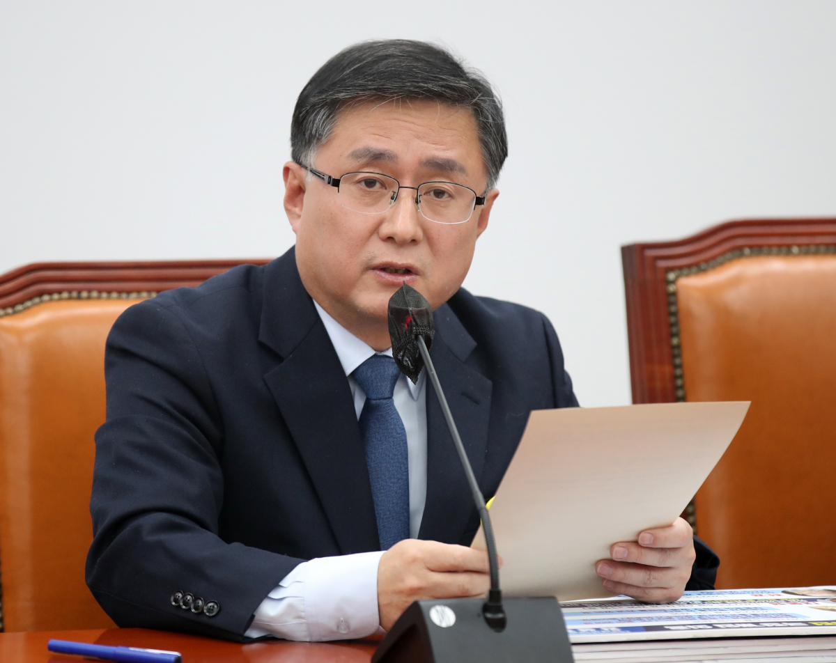 ▲김성환 더불어민주당 정책위의장이 7일 오전 서울 여의도 국회에서 열린 원내대책회의에서 발언하고 있다.  (국회사진기자단)