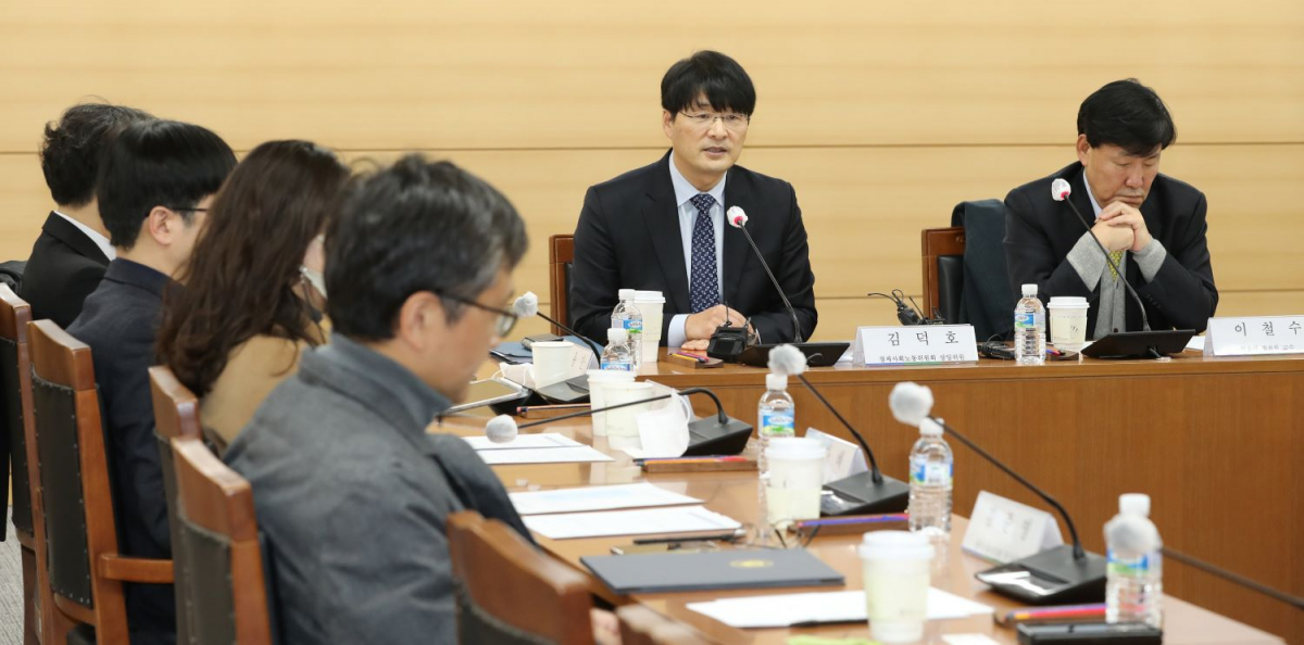 ▲ 9일 오전 서울 종로구 경제사회노동위원회에서 열린 '노동시장 이중구조 개선 연구회 발족식 및 킥오프 회의'에서 공동좌장을 맡은 김덕호 경제사회노동위원회 상임위원이 모두발언하고 있다. (뉴시스)