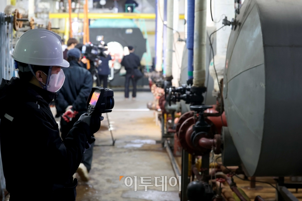 ▲6일 서울 동작구의 한 아파트에서 한국에너지공단 관계자들이 노후 아파트 난방시설 효율개선을 위해 열화상카메라로 난방설비의 열손실 점검을 하고 있다. (신태현 기자 holjjak@)