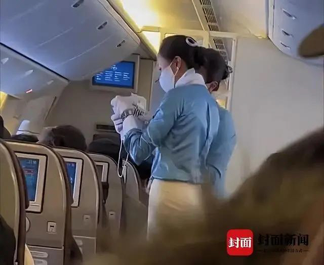 ▲흰색 비표를 나눠주는 대한항공 승무원(연합뉴스)