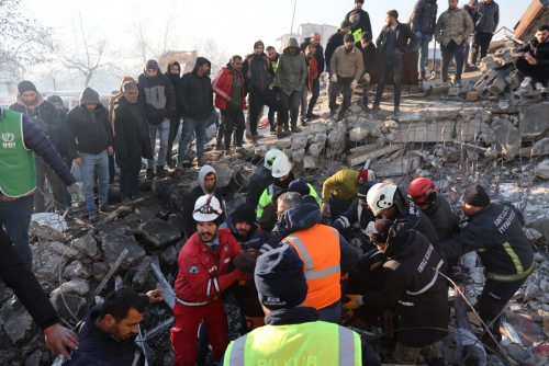 ▲튀르키예를 덮친 지진으로 붕괴된 건물 잔해에서 구조팀이 9일(현지시간) 구조를 하고 있다. 하타이/로이터연합뉴스 
