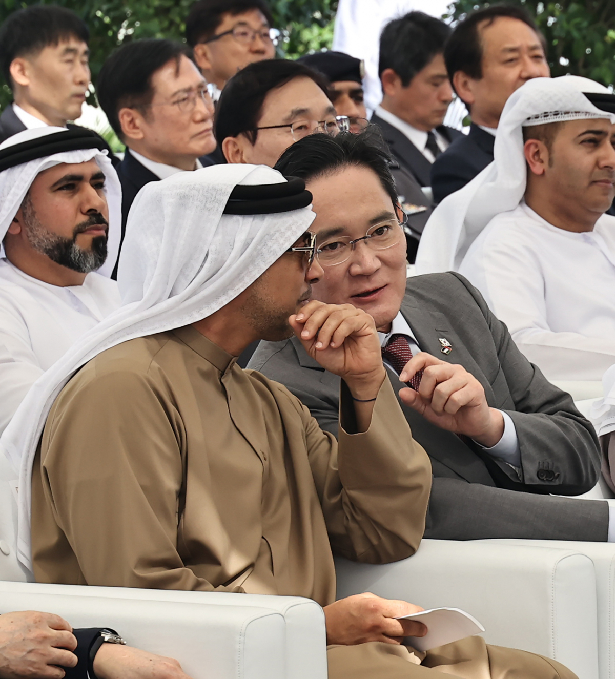 ▲이재용 삼성전자 회장이 지난달 16일(현지시간) 바라카 원자력발전소에서 열린 바라카 원전 3호기 가동식에서 셰이크 만수르 빈 자이드 알 나흐얀 아랍에미리트(UAE) 부총리 겸 대통령실 장관과 대화하고 있다. (연합뉴스)