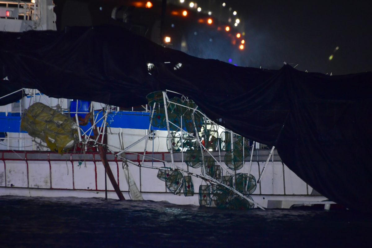 ▲목포해경이 9일 오후 전남 목포시 목포해양경찰서 전용부두로 24t급 근해통발어선 청보호를 예인해오고 있다. (사진=뉴시스)