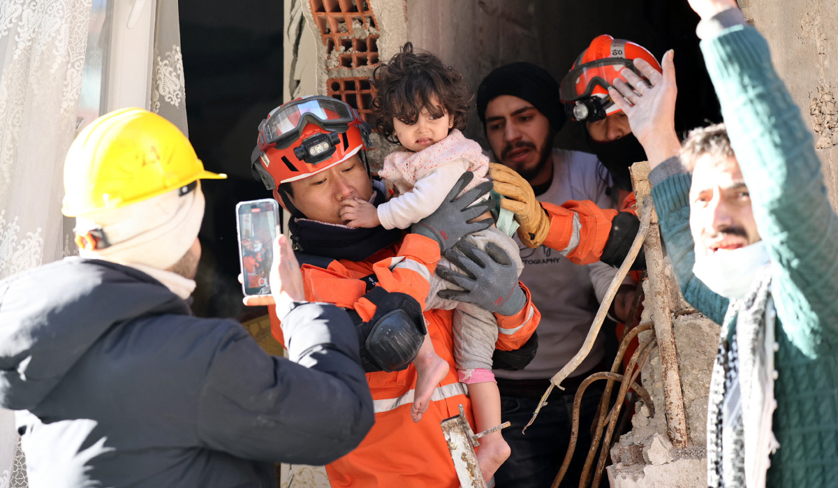 ▲9일 오전(현지시간) 튀르키예 하타이 안타키아 일대에서 한국긴급구호대(KDRT) 대원들이 지진으로 무너진 건물 속에 갇혀 있던 2세 소녀 루즈를 구출하고 있다. (연합뉴스)