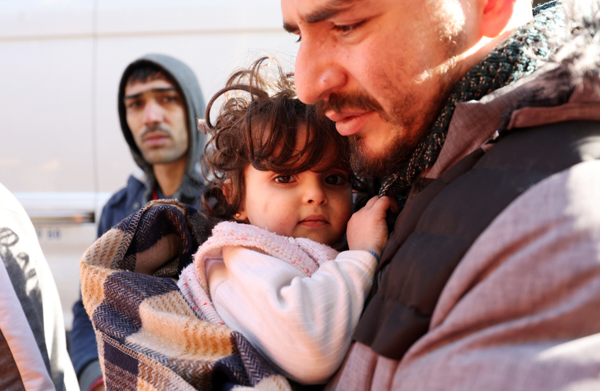 ▲9일 오전(현지시간) 튀르키예 하타이 안타키아에서 지진으로 인해 무너진 건물에서 한국긴급구호대(KDRT)에 의해 구조된 2세 소녀 루즈가 가족 품에 안기고 있다. (연합뉴스)