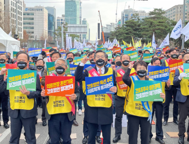 ▲대한의사협회 등 13개 단체로 구성된 보건복지의료연대 회원들이 서울 여의도 국회 앞에서 '간호법 저지를 위한 400만 보건복지의료연대 총궐기대회'에 참가해 간호법 제정 철회를 촉구했다.  (사진제공=대한의사협회)