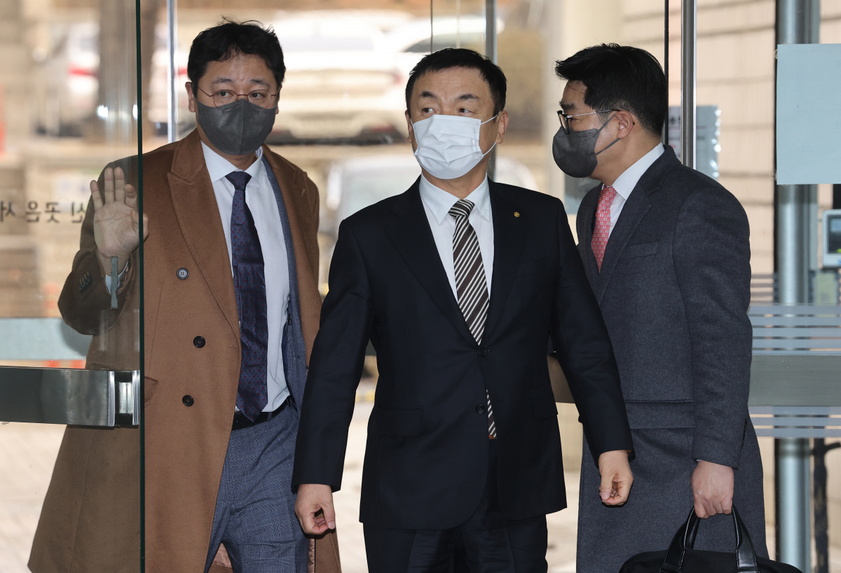 ▲ 권오수 전 도이치모터스 회장이 10일 오전 서울 서초구 서울중앙지방법원에서 열린 '도이치모터스 주가조작' 혐의 관련 1심 선고 공판에 출석하고 있다. (공동 취재 사진)