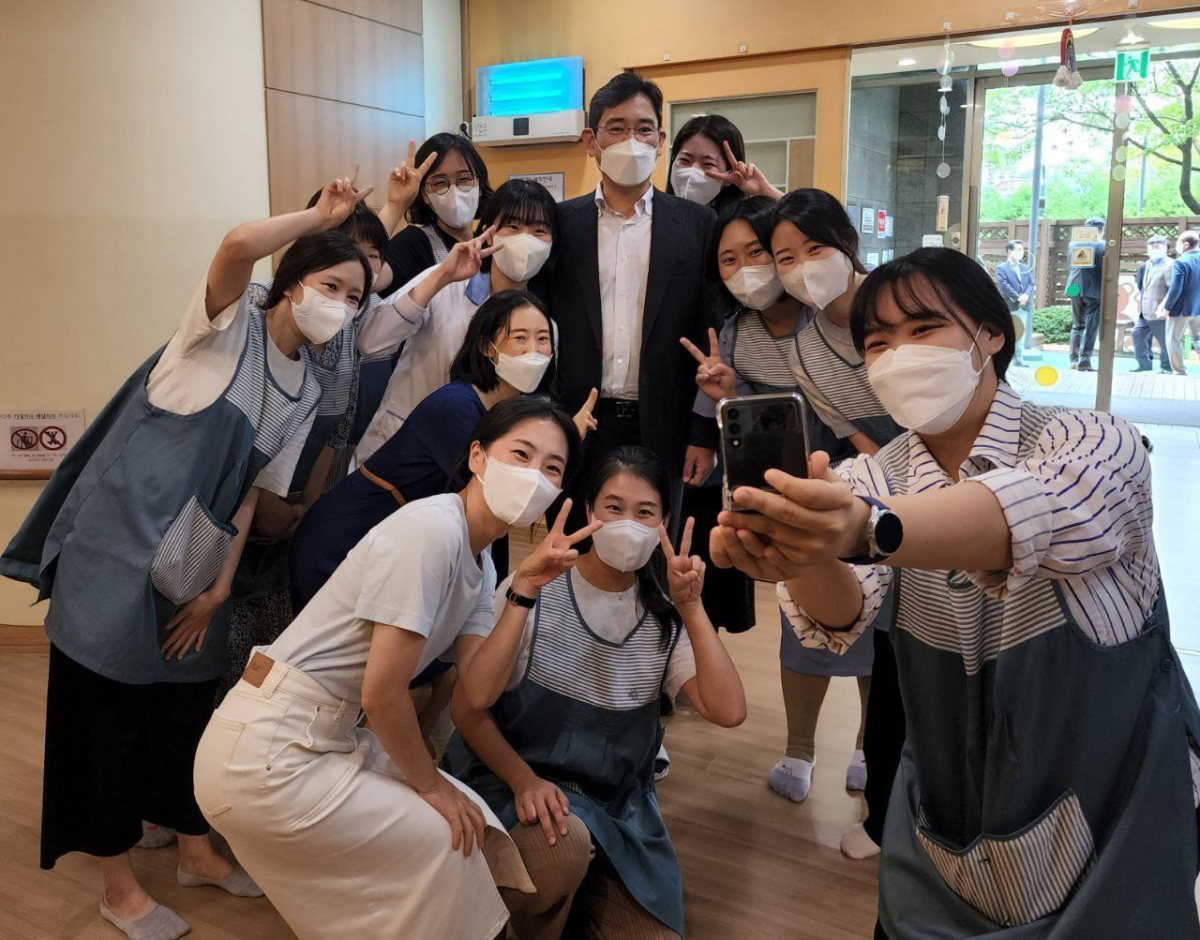 ▲이재용 삼성전자 회장이 지난해 8월 서울 강동구 삼성엔지니어링을 방문 당시 직원들의 기념촬영 요청에 응하고 있다.  (제공=삼성전자)