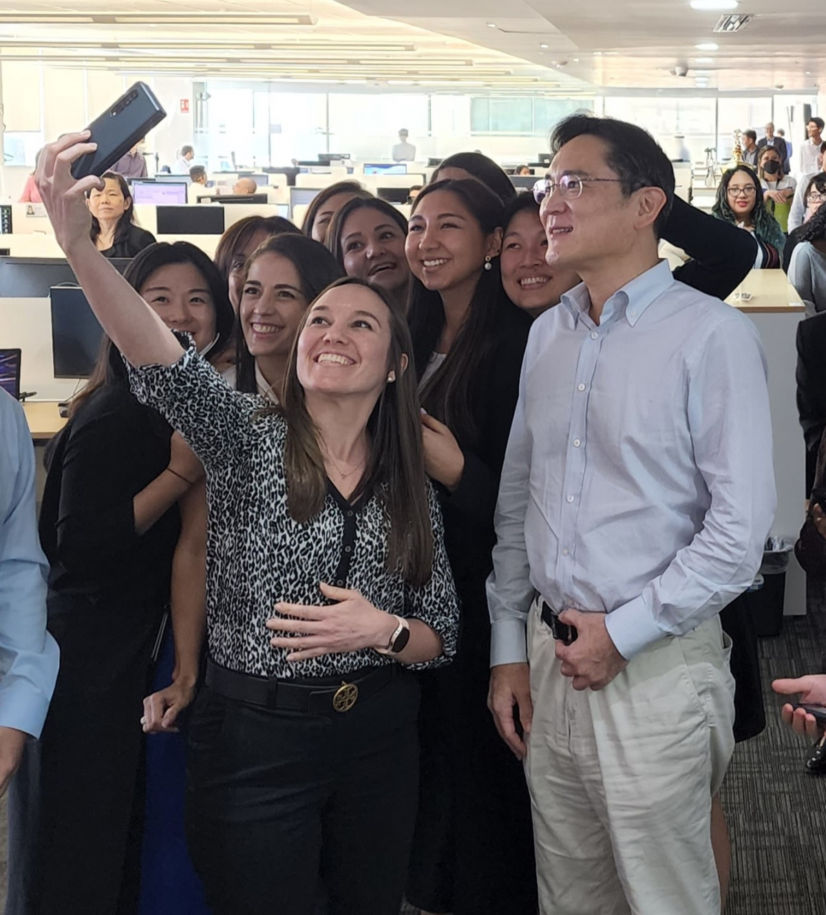 ▲이재용 삼성전자 회장이 지난해 9월 방문한 파나마법인에서 직원들과 기념사진을 찍고 있다.  (제공=삼성전자)