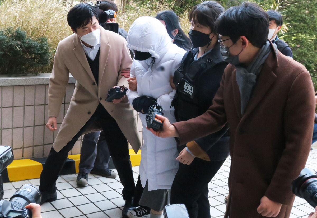 ▲10일 오후 초등학교 5학년 아들을 학대해 숨지게 한 혐의를 받는 40대 계모가 구속 전 피의자 심문(영장실질심사)을 받기 위해 인천 미추홀구 인천지법 영장실질심사장으로 들어서고 있다. (뉴시스)

