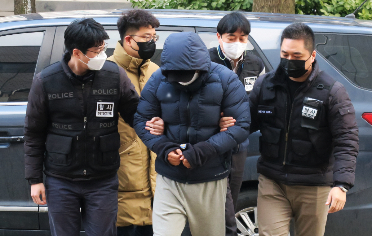 ▲10일 오후 초등학교 5학년 아들을 학대한 혐의를 받는 30대 친부가 구속 전 피의자 심문(영장실질심사)을 받기 위해 인천 미추홀구 인천지법 영장실질심사장으로 들어서고 있다. (뉴시스)
