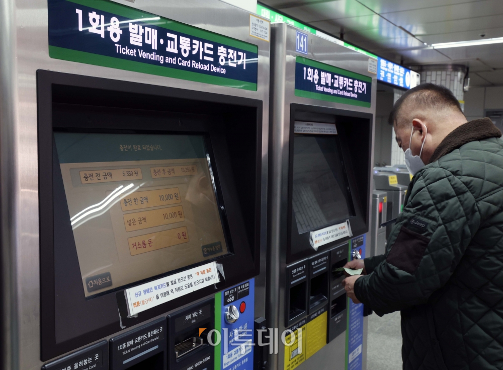 ▲서울시가 누적되고 있는 경영적자로 8년 만에 지하철과 버스 요금 인상을 추진한다. 신태현 기자 holjjak@