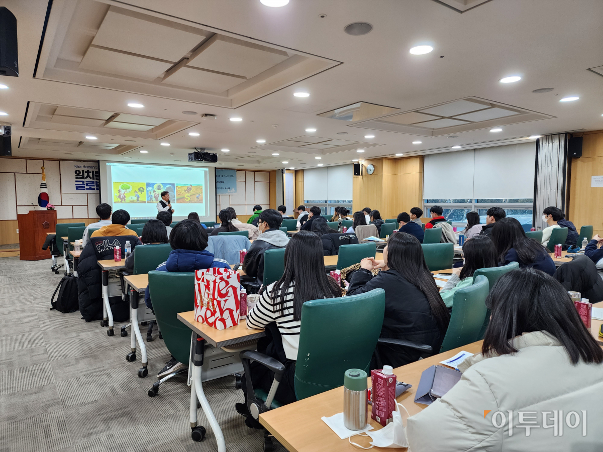 ▲‘일치를 향한 글로벌 리더십 청년학교’가 10일 국회 의원회관에서 열렸다. 기아와 빈곤 등 지속가능성을 모색하는 강의로 구성됐으며 박찬대 민주당 의원과 50여명의 청년들이 함께했다. (유혜림 기자 @wiseforest)