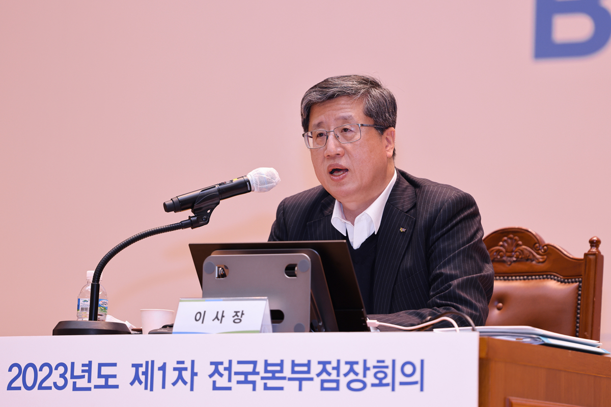 ▲최원목 신용보증기금 이사장이 10일 대구 본점에서 열린 '2023년도 제1차 전국본부점장 회의'에서 새롭게 수립된 뉴비전을 발표하고 있다. 이날 신보는 올해 21조2000억 규모의 신용보험 인수 계획을 밝혔다. (사진제공=신용보증기금)