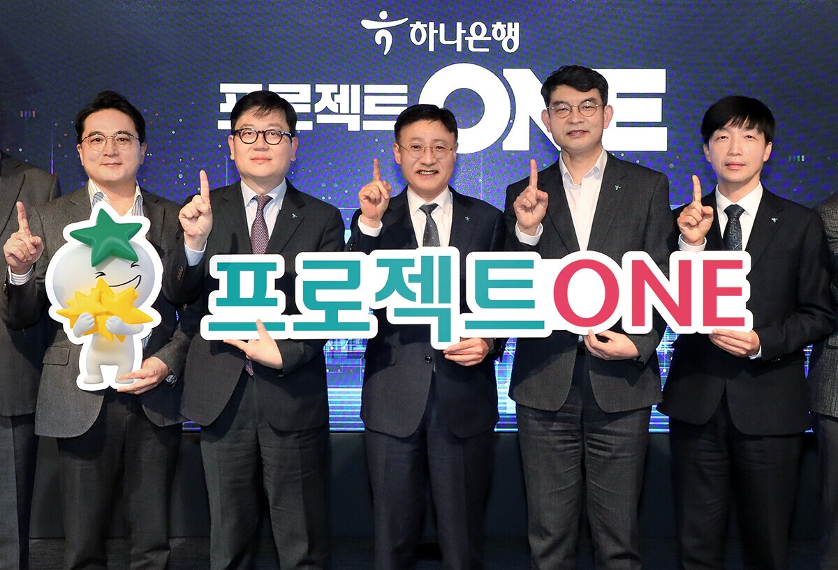 ▲이승열 하나은행장(왼쪽서 세번째)과 '프로젝트 ONE' 사업 참여 부서 임원들이 10일 하나은행 을지로 본점에서 고객과 영업 현장에서의 ICT 혁신 성공을 다짐하고 있다. (사진제공=하나은행)