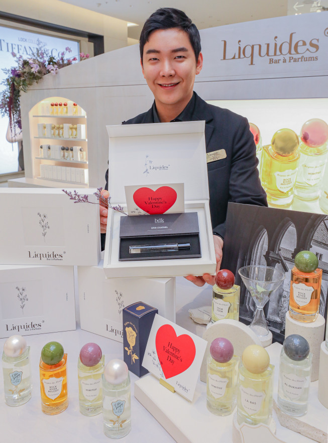 ▲서울 영등포구 더현대 서울 1층 팝업 존에서 모델이 상품을 소개하고 있다. (사진제공=한섬)