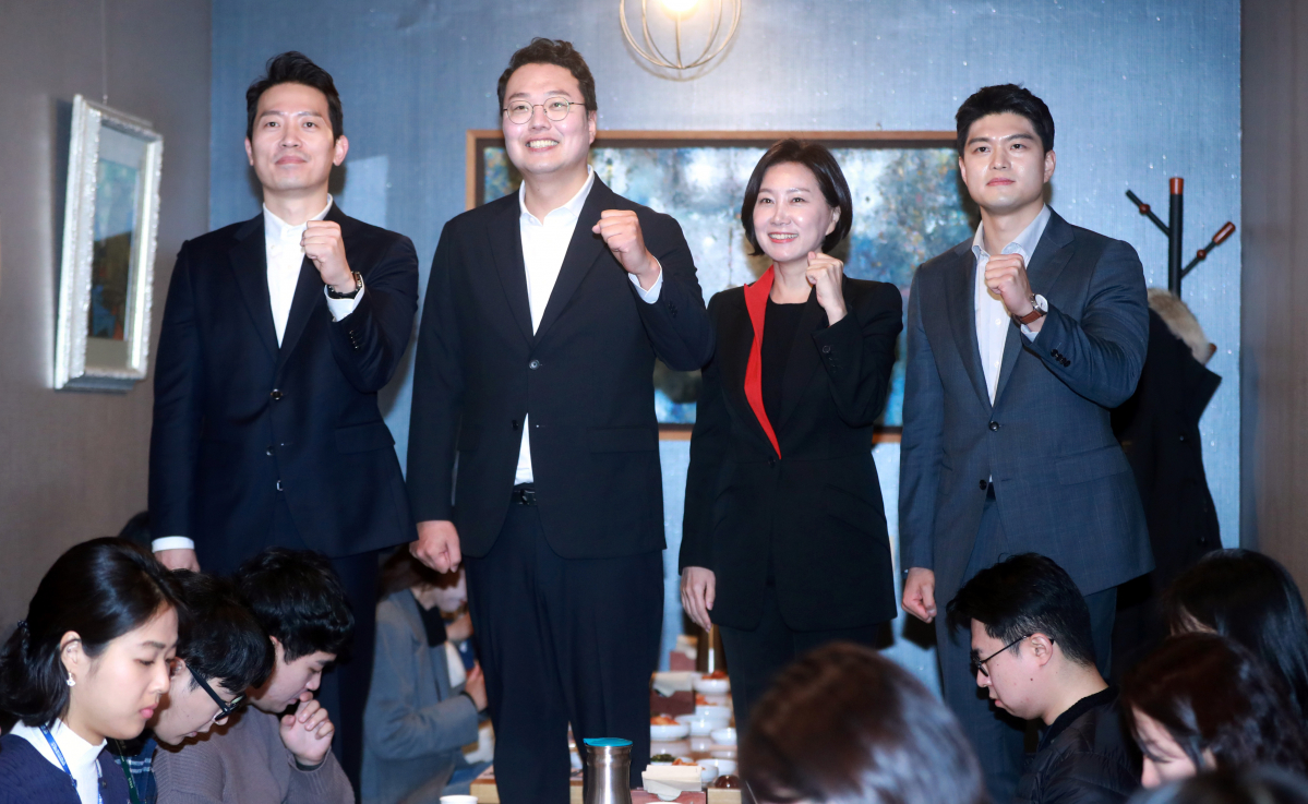 ▲[서울=뉴시스] 이영환 기자 = 12일 오후 국민의힘 전당대회에 출마한 후보들이 서울 영등포구 여의도의 한 식당에서 열린 간담회에 앞서 포즈를 취하고 있다. 왼쪽부터 이기인 청년최고위원 후보, 천하람 당대표 후보, 허은아, 김용태 최고위원 후보.(공동취재사진) 2023.02.12. photo@newsis.com